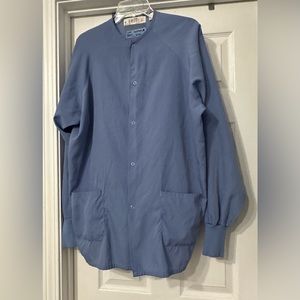 Aramark Unisex long sleeve Snap-Front Warm-Up Scrub Jacket is a size Large.